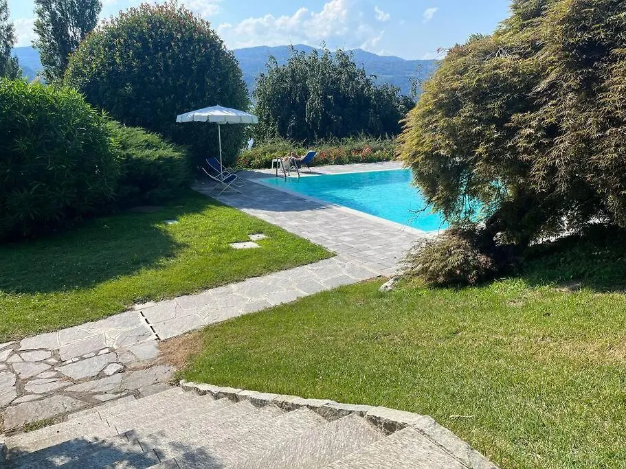 Hébergement de vacances Villa Casa Fronte Lago Con Piscina à Angera Italie